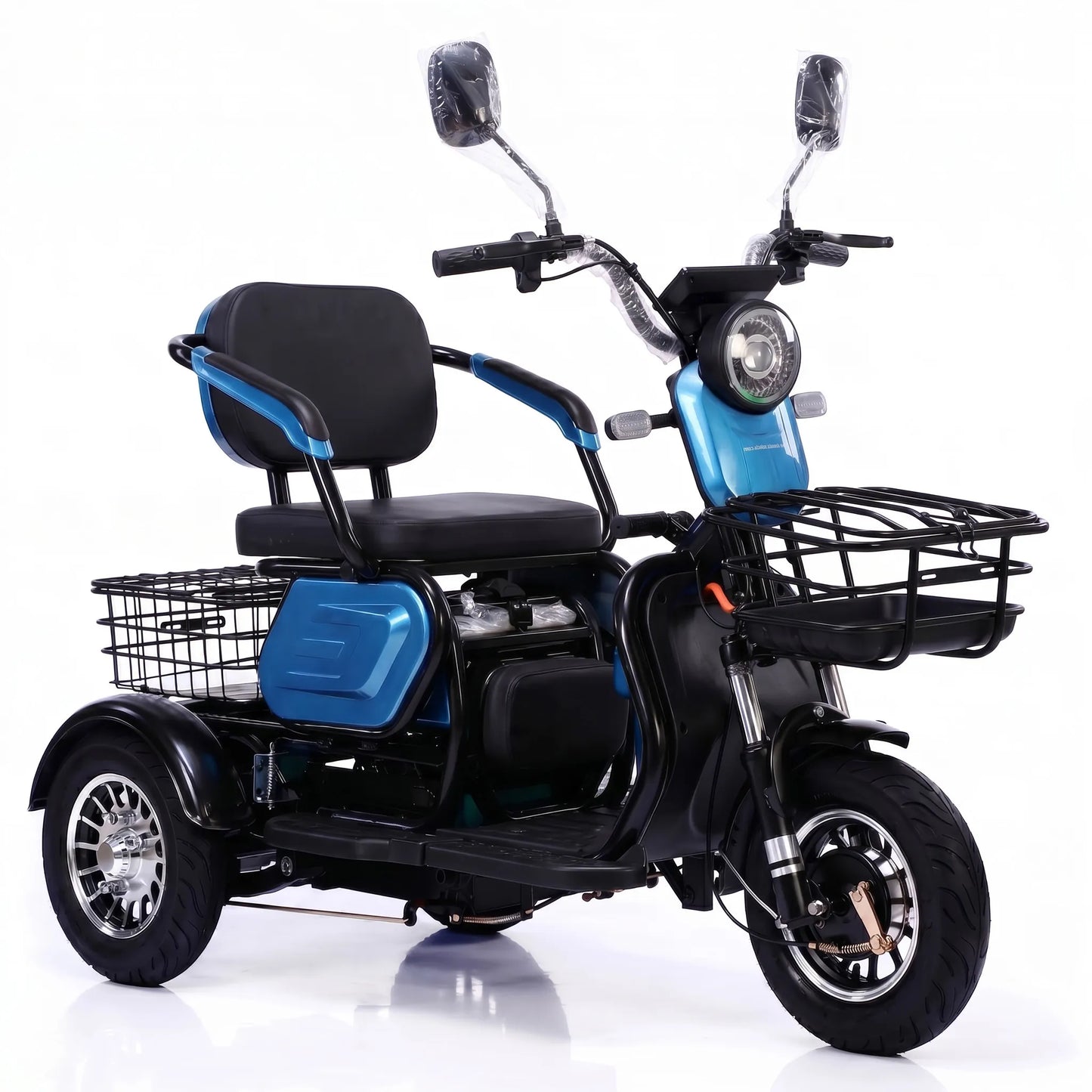 Vedere din față dreapta pentru tricicleta electrică albastră de agrement.