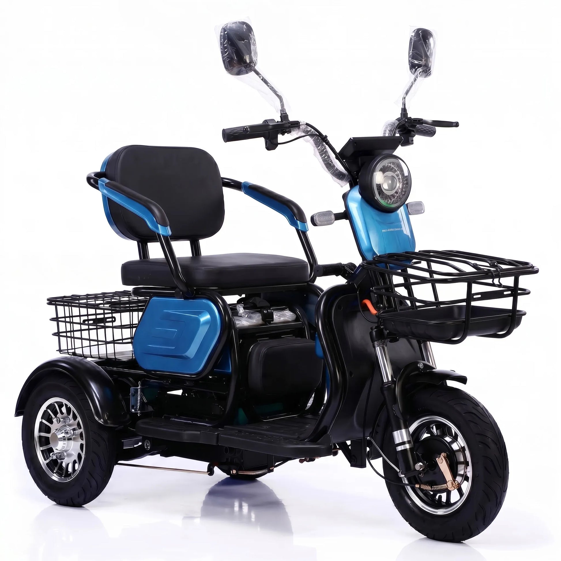 Vedere din față dreapta pentru tricicleta electrică albastră de agrement.