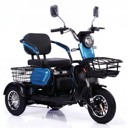 Vedere din față dreapta pentru tricicleta electrică albastră de agrement.