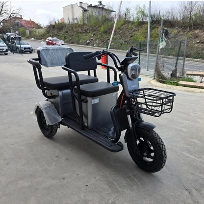 Vedere frontală în exterior a tricicletei electrice Grande 2 banchete fără permis gri.