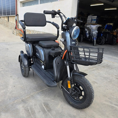 Vedere din față dreapta pentru tricicleta electrică model sport gri, 1000W, omologată rutier.
