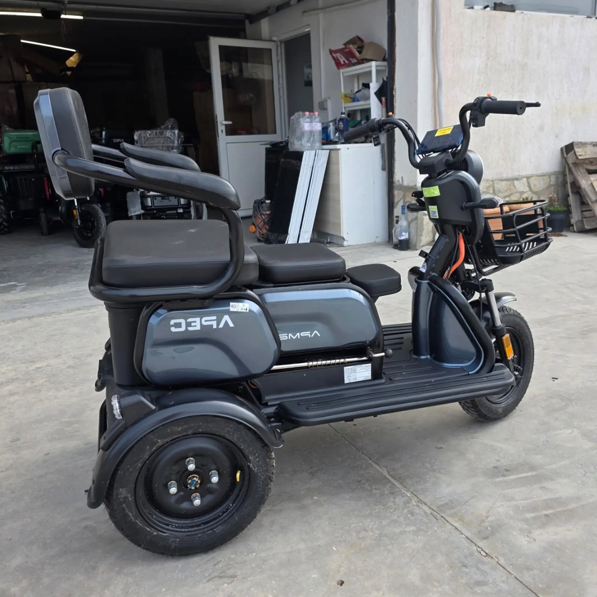 Profil stânga tricicletă electrică gri, model sport, 1000W, scaune perfect rabatate.