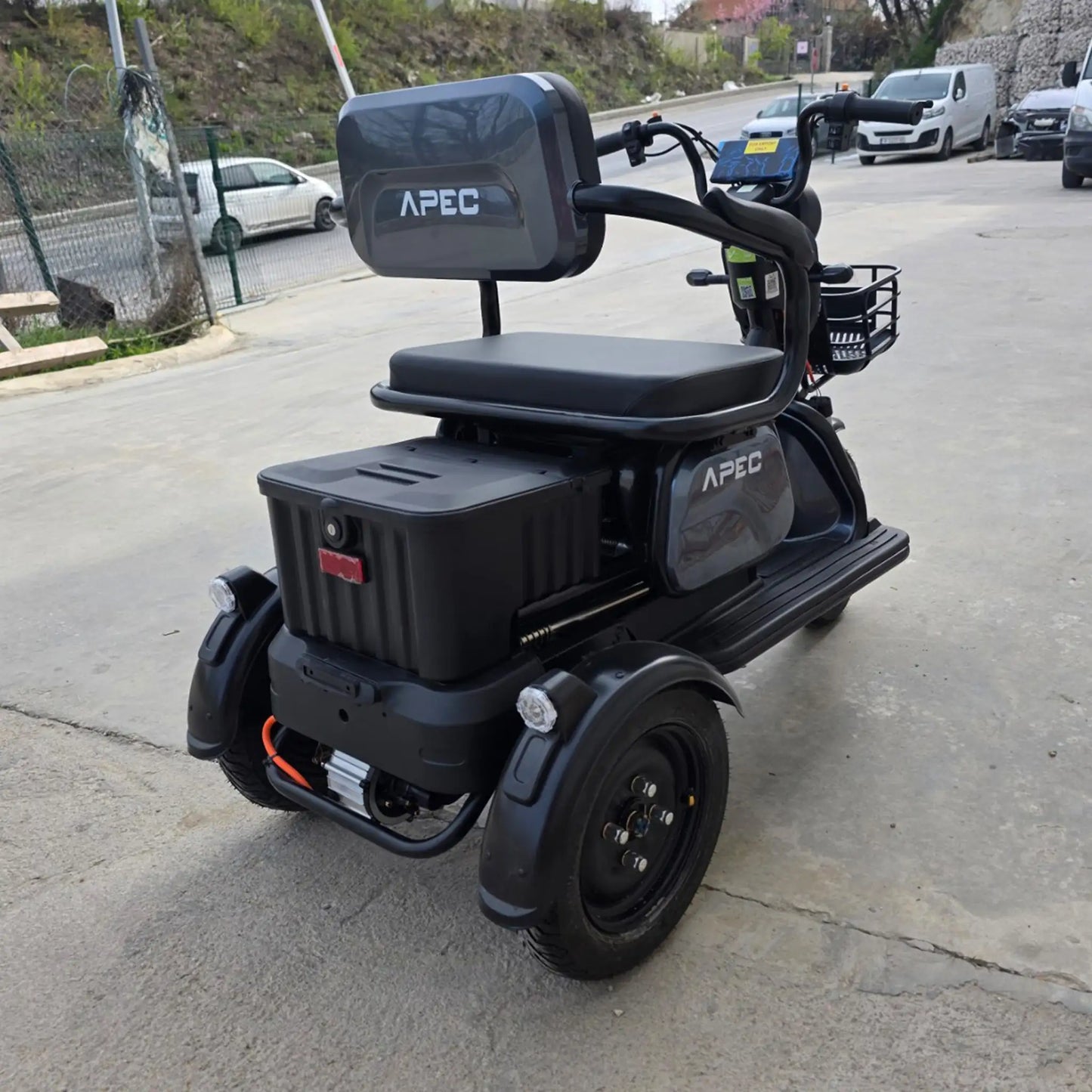 Vedere din spate stânga tricicletă electrică model sport gri, omologată pentru drumurile publice.
