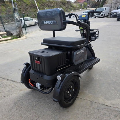 Vedere din spate stânga tricicletă electrică model sport gri, omologată pentru drumurile publice.