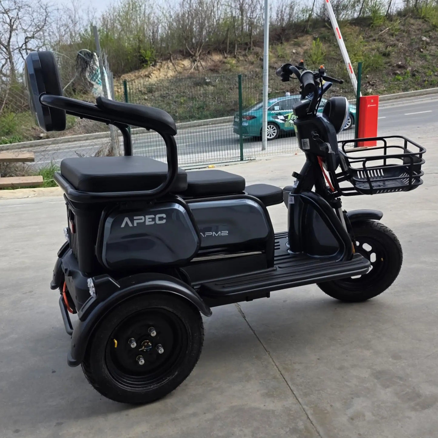 Vedere din spate tricicletă electrică model sport gri, arătând coșul de depozitare.