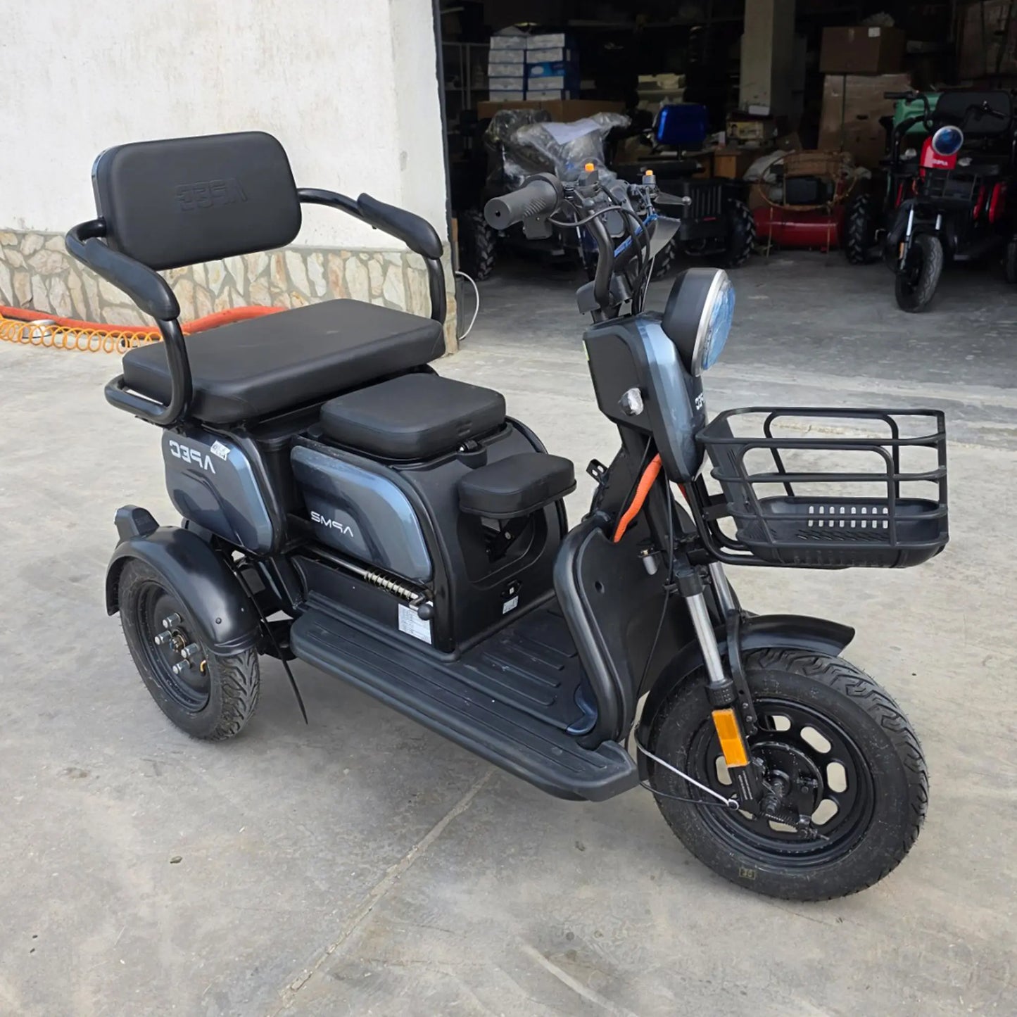 Vedere oblică tricicletă electrică model sport gri, design modern și utilitar.