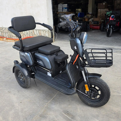 Vedere oblică tricicletă electrică model sport gri, design modern și utilitar.