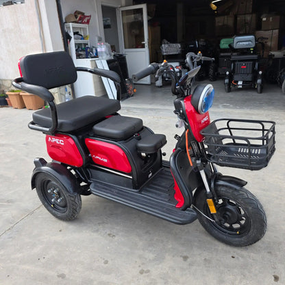 Vedere din față dreapta tricicletă electrică roșie, model sport, ideală pentru oraș și navetă.