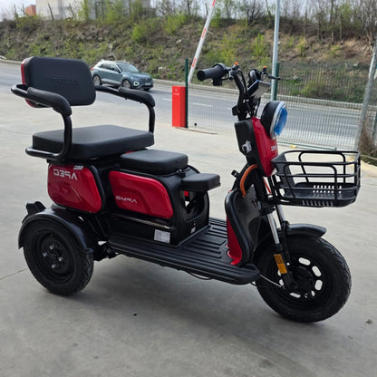 Vedere din față stânga a tricicletei electrice model sport, culoare roșie, fără permis.
