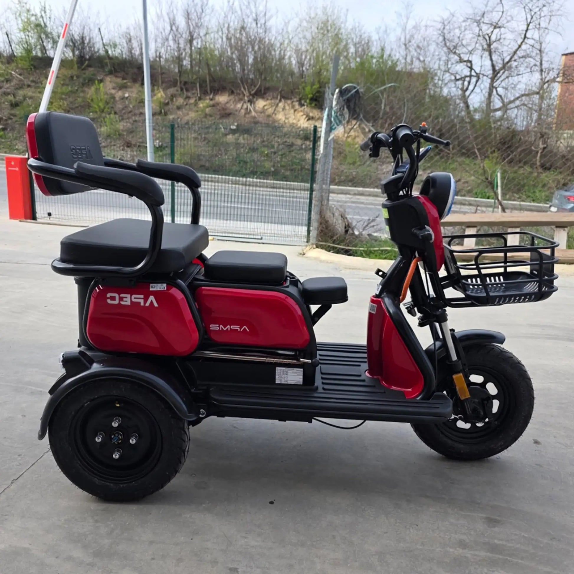 Profil complet tricicletă electrică model sport roșie, cu 3 scaune reglabile și fără permis.