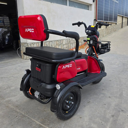 Vedere din spate dreapta tricicletă electrică roșie, model sport cu spațiu de depozitare și 3 locuri.