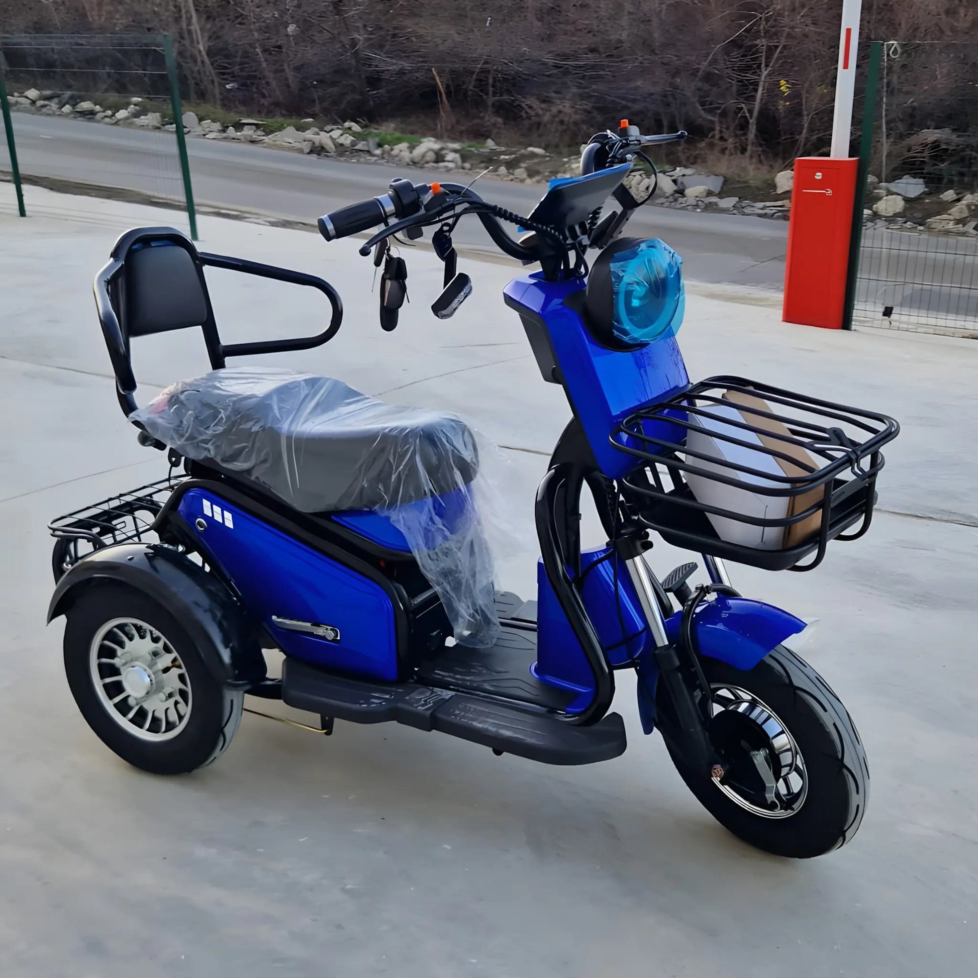 Profil dreapta tricicletă electrică albastră, design compact cu șa dublă confortabilă.