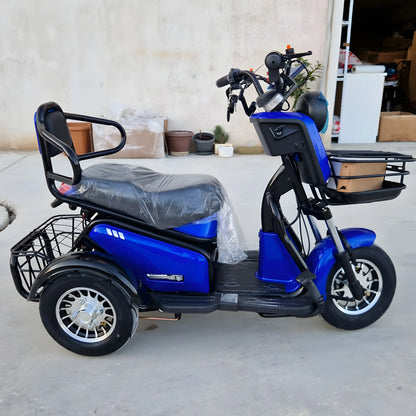 Vedere frontală tricicletă electrică albastră 650W, echipată pentru drumurile publice.